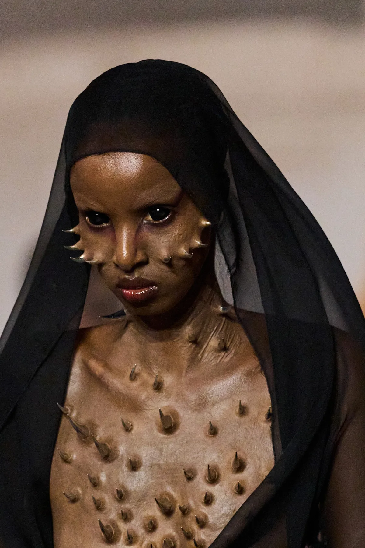Beleza surreal domina produções da Semana de Moda de Paris