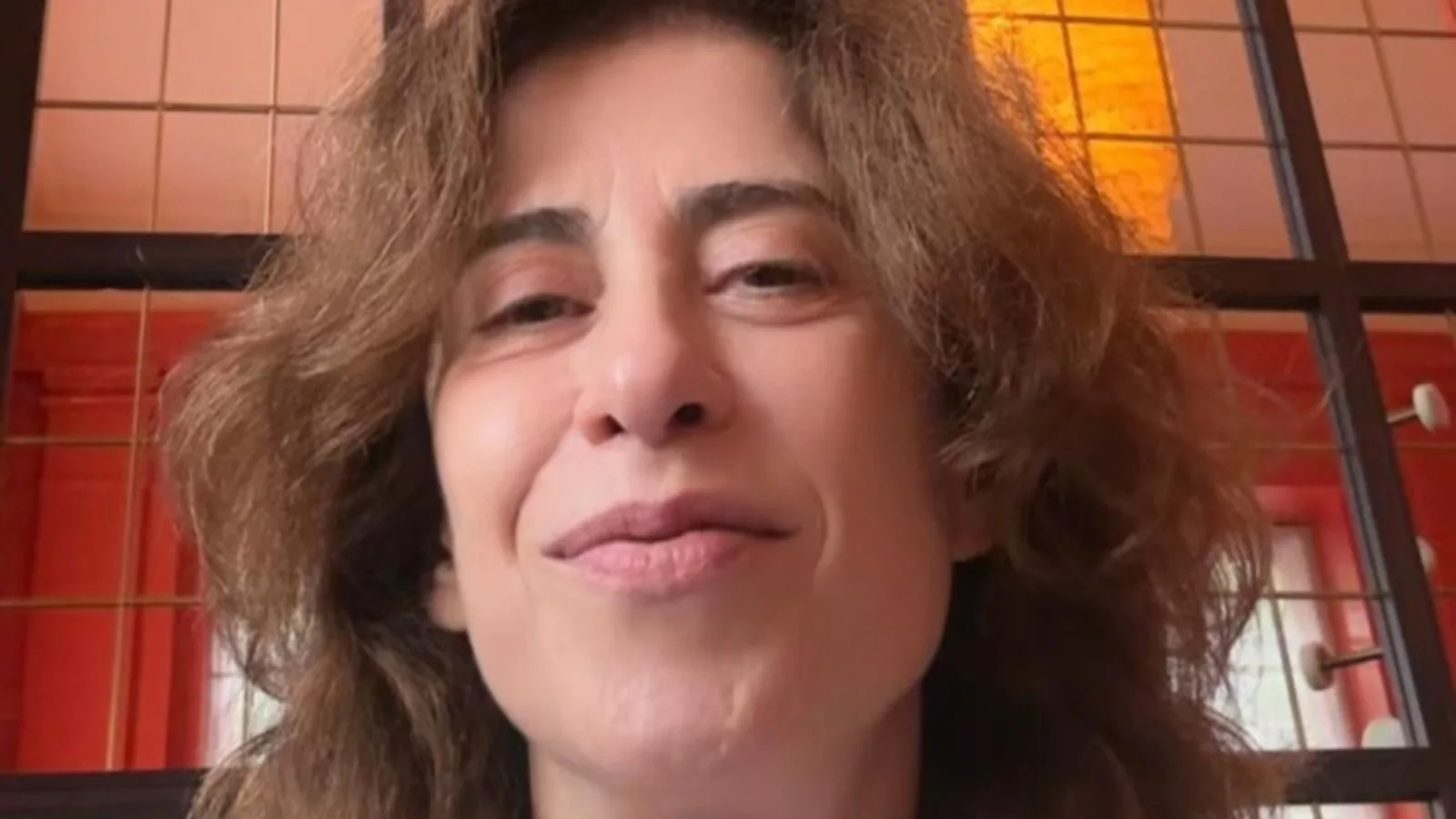Fernanda Torres celebra 61 anos com mensagem aos fãs nas redes sociais