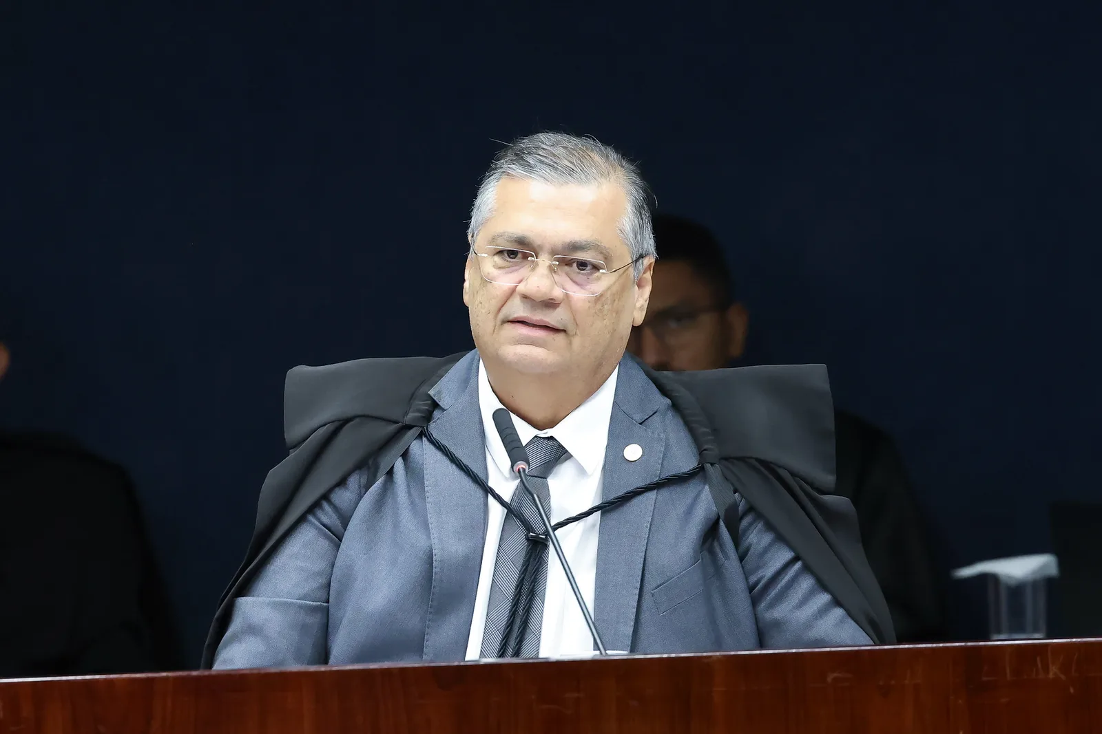 Dino retira voto, pede vista e suspende julgamento sobre Moraes e Mendonça