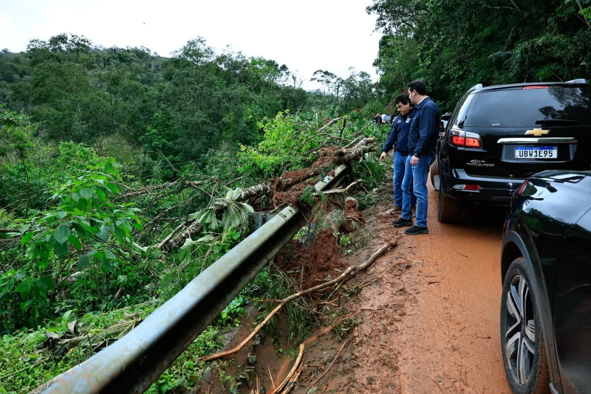 BR-476 segue interditada após erosão e queda de barreira no Vale do Ribeira