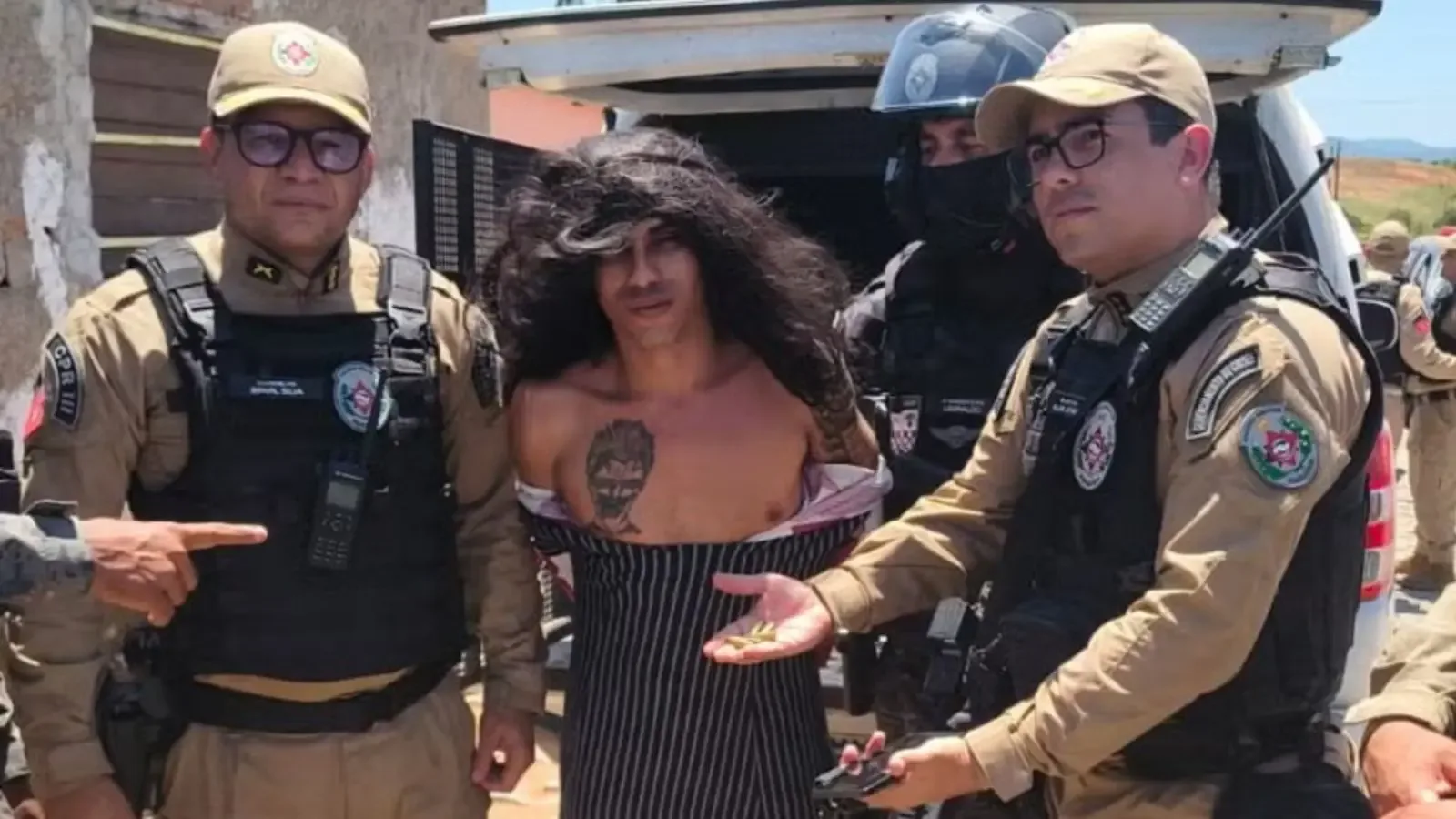 Suspeito de 16 homicídios é preso na Paraíba usando vestido e peruca
