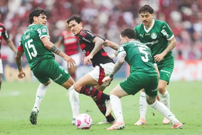 Flamengo assume liderança, mas Palmeiras terá confronto direto na reta final