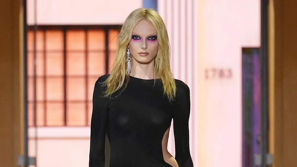 Gucci aposta em olhos esfumados e blocos de cor na passarela