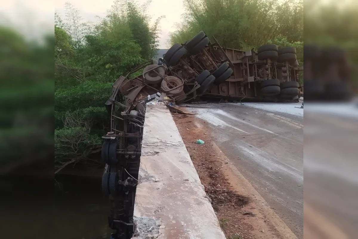 Caminhoneiro fica ferido após caminhão cair parcialmente no Rio Verdinho