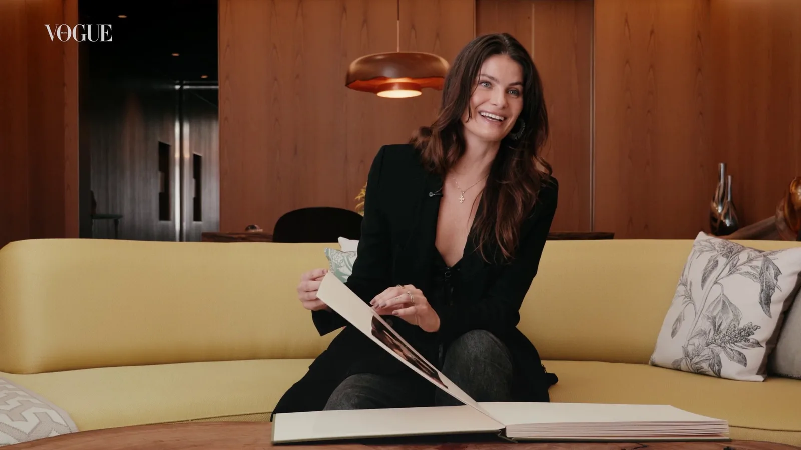 Isabeli Fontana relembra fases da carreira em série da Vogue