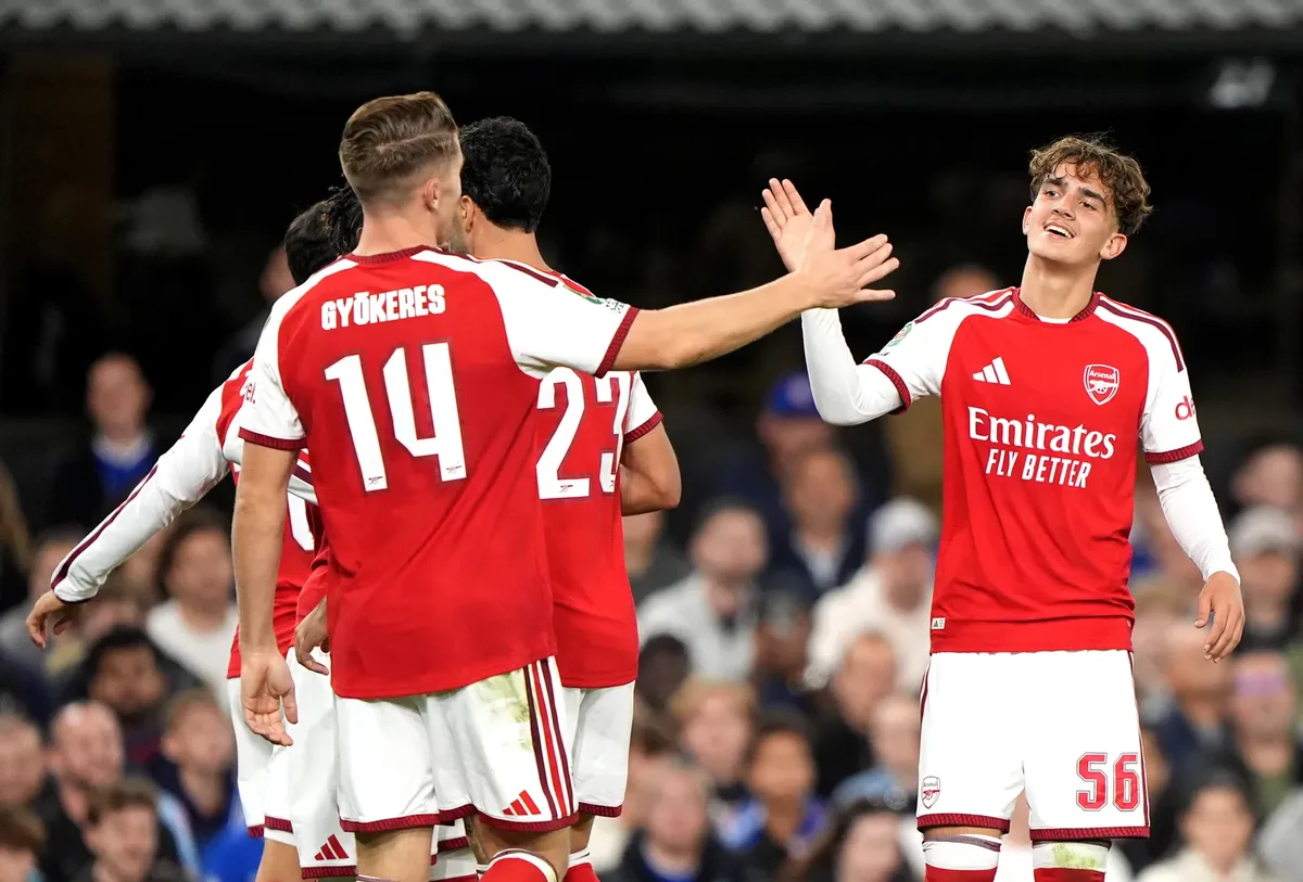 Dowman participa de quatro gols, e Arsenal elimina Ipswich na Copa da Liga