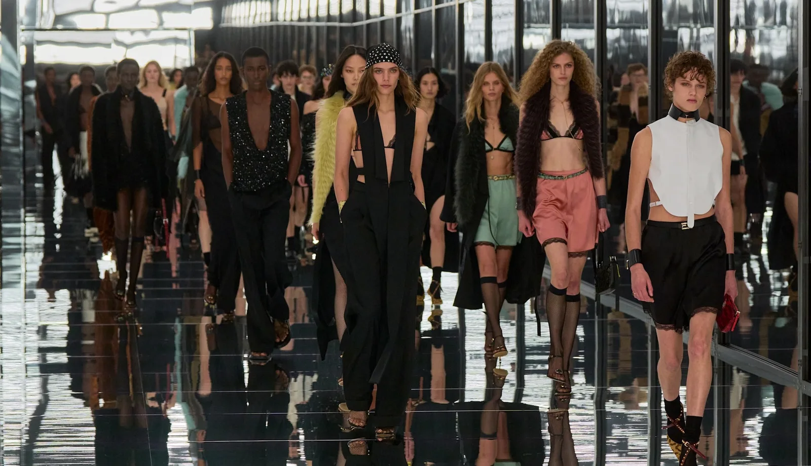 Fendi leva transparências e debate sobre o corpo à passarela em Milão