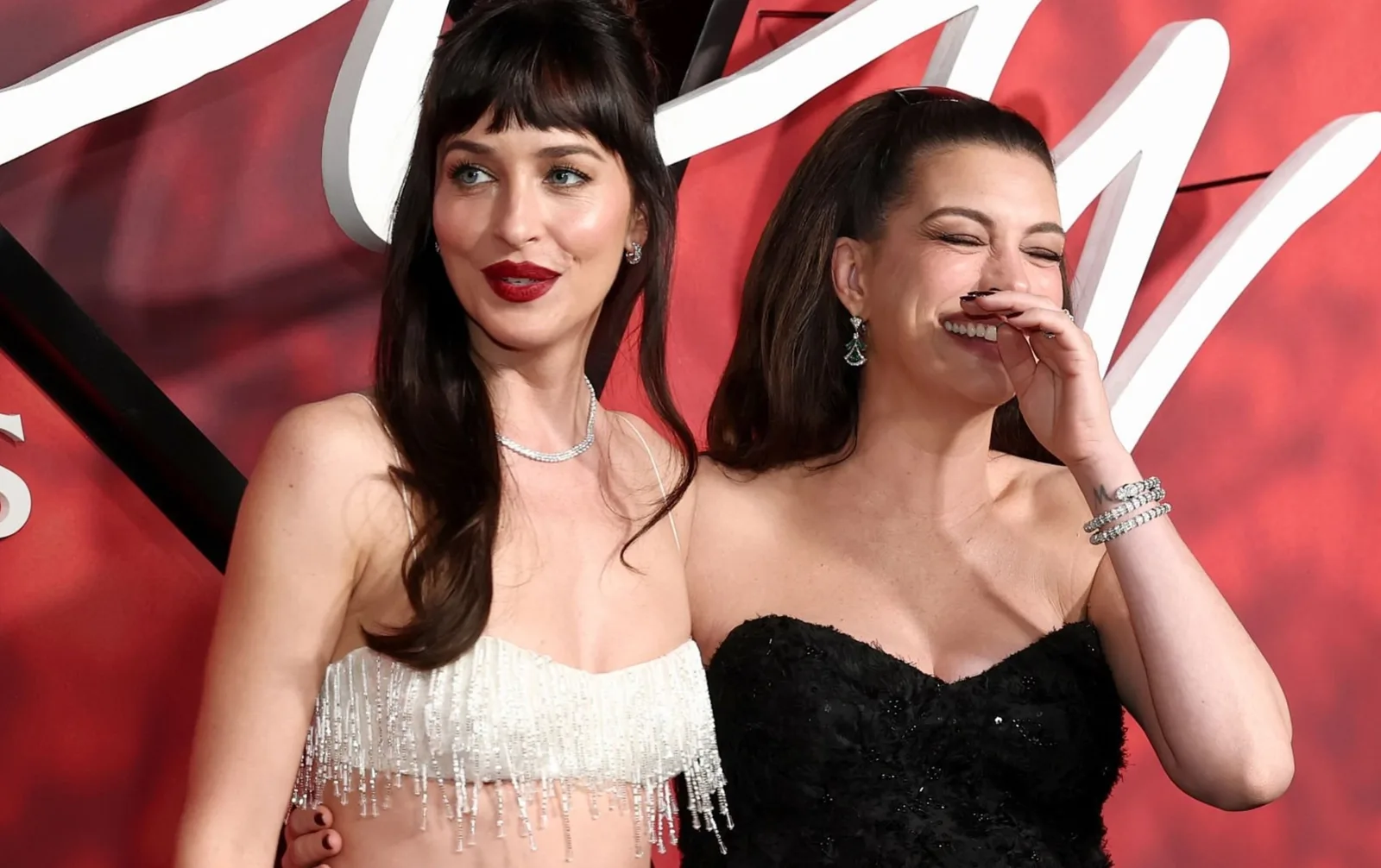 Anne Hathaway e Dakota Johnson exibem estilos distintos na divulgação de Verity