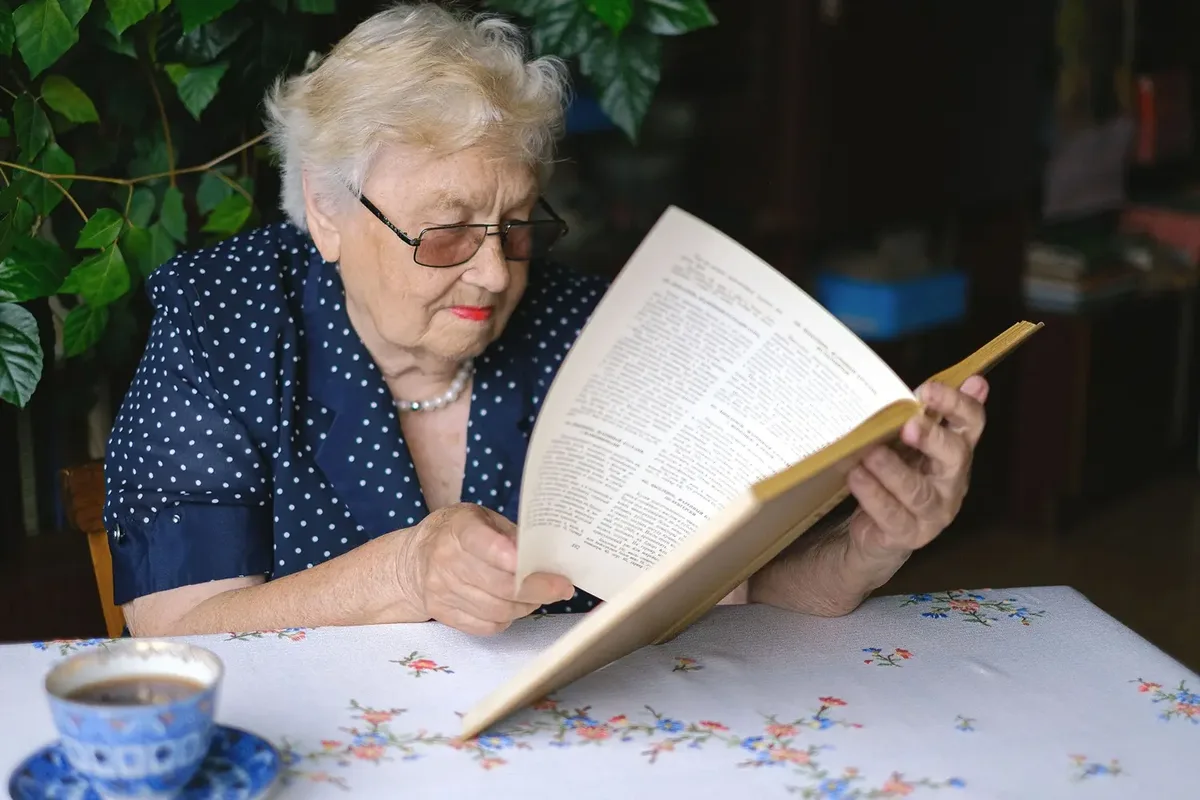 Aos 81 anos, Vanda volta à escola para ler a Bíblia sem ajuda