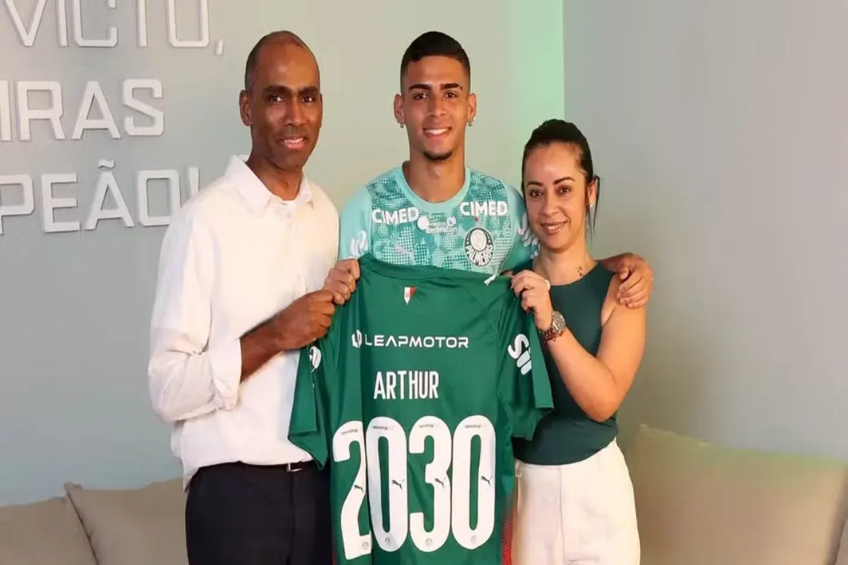 Arthur ganha novo vínculo no Palmeiras após sondagens internacionais