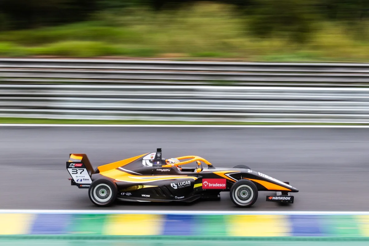 Arnaudo domina corrida na chuva e vence em Interlagos pela F4 Brasil