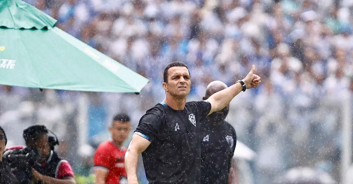 Paysandu troca Júnior Rocha por Mazola após queda no quadrangular da Série C