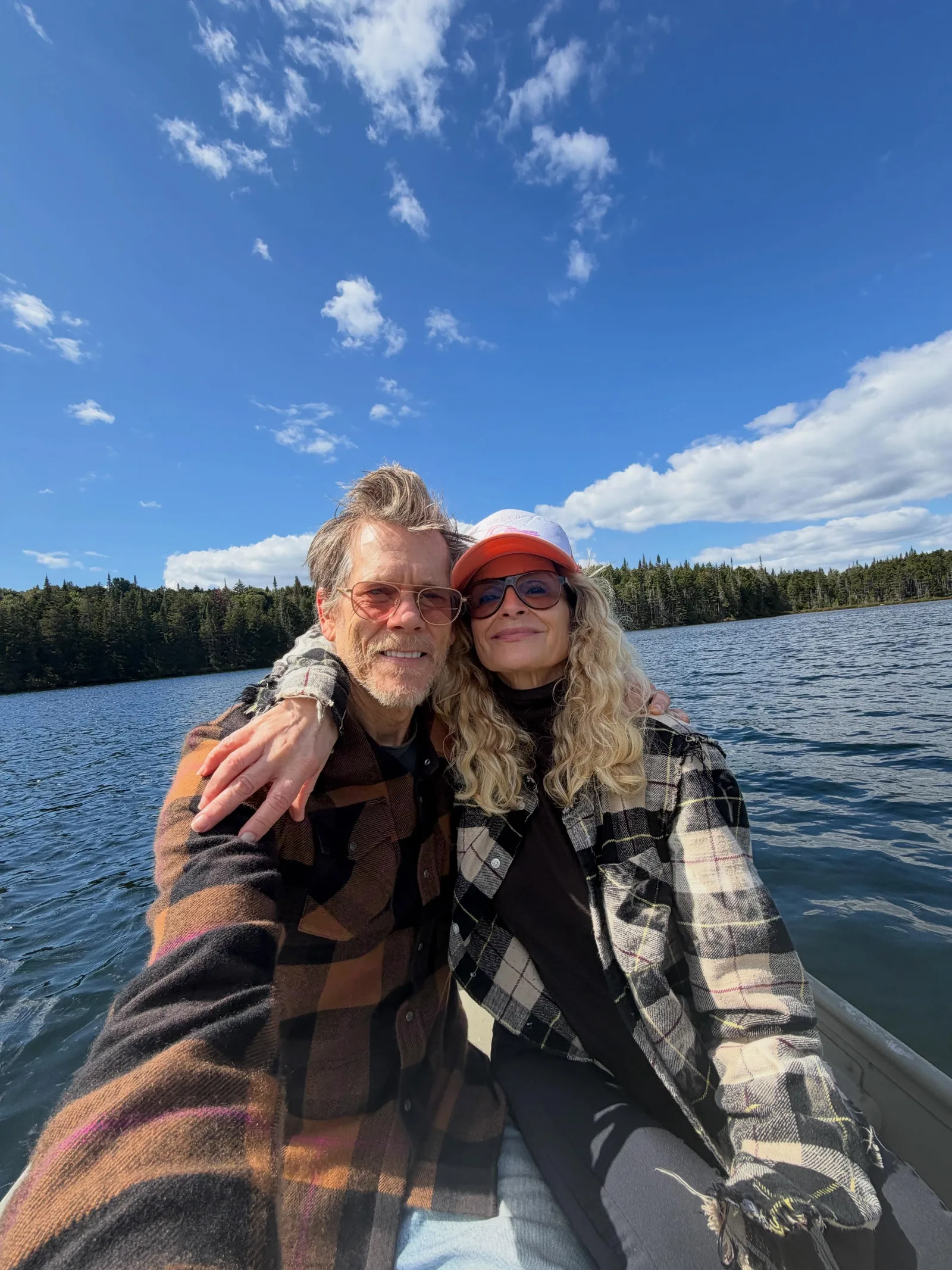 Kevin Bacon e Kyra Sedgwick marcam aniversário com passeio no lago
