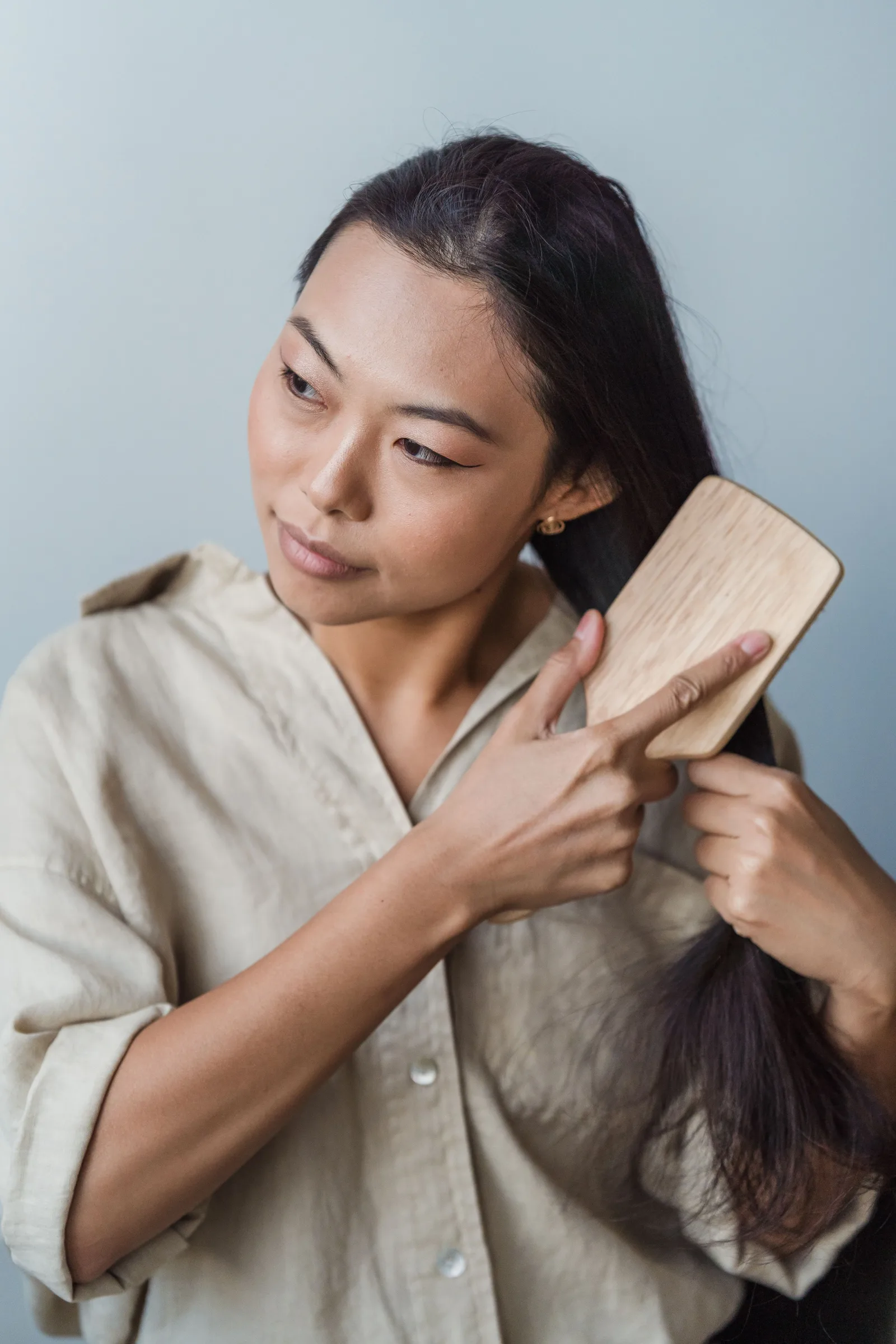 Escovas de madeira para reduzir o frizz custam a partir de R$ 26