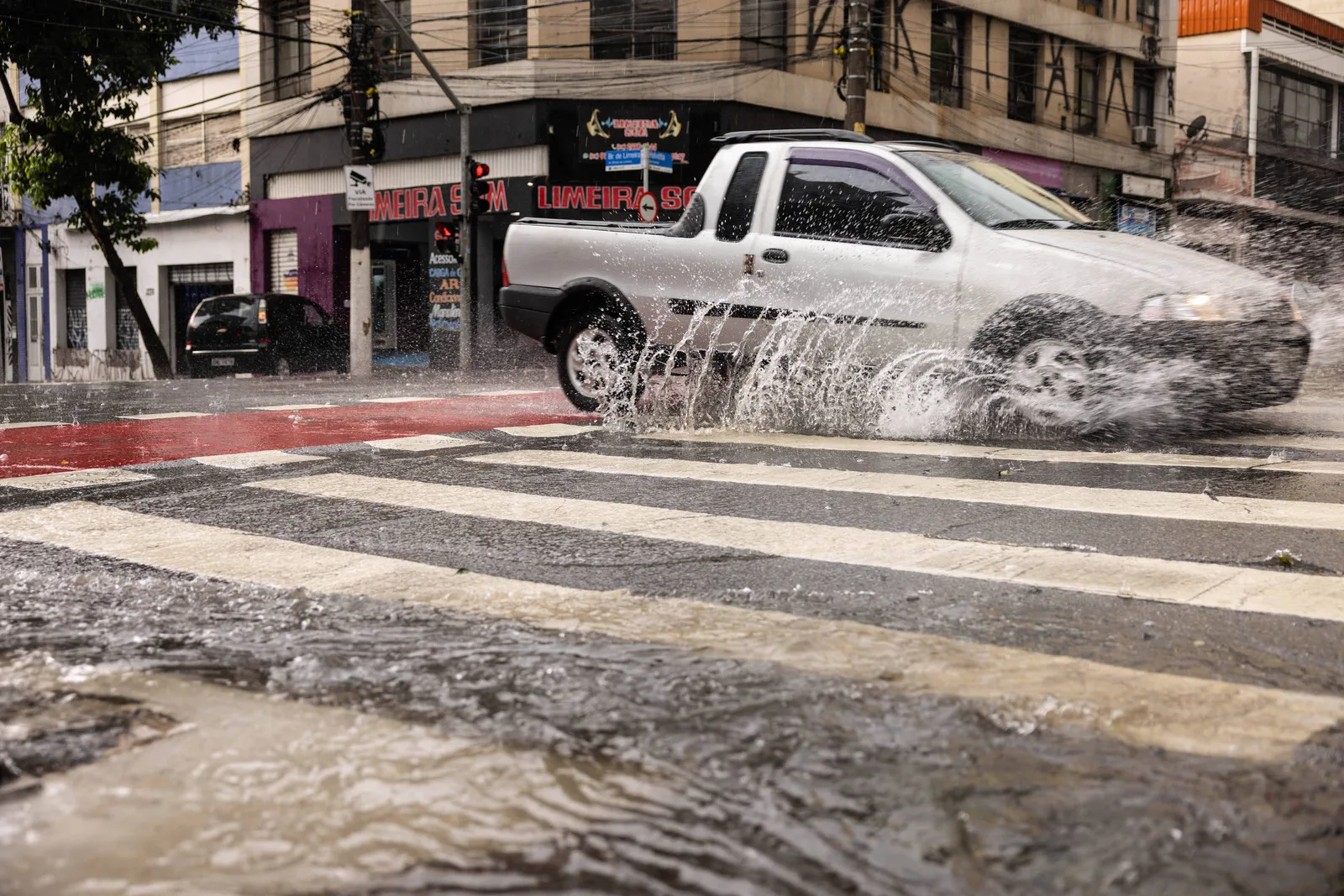 Frente fria traz chuva forte e risco de alagamentos a São Paulo neste sábado