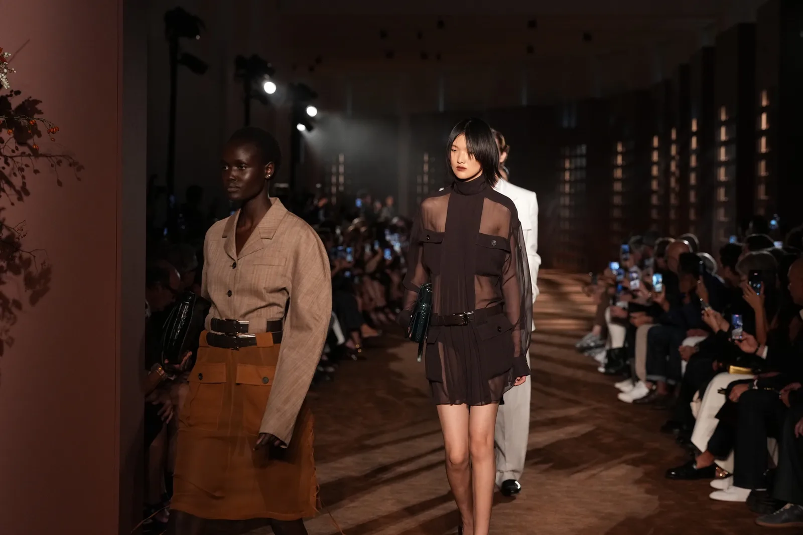 Ferragamo revisita uniformes femininos dos anos 1940 em Milão
