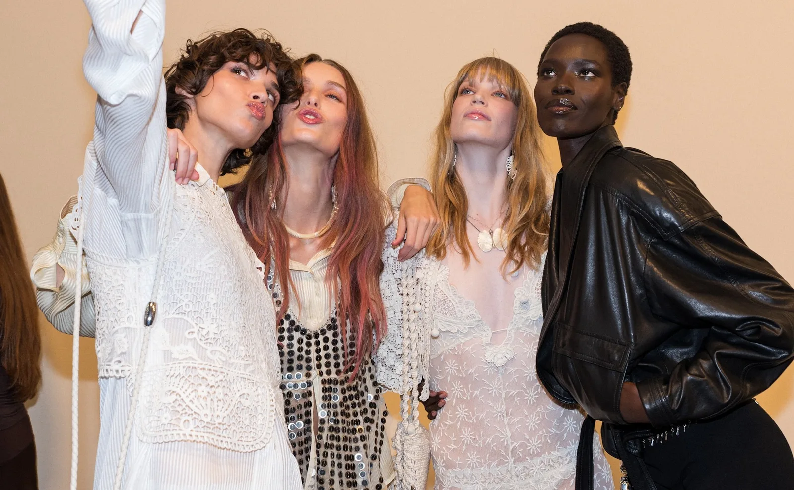 Isabel Marant leva transparência urbana ao verão 2027 em Paris