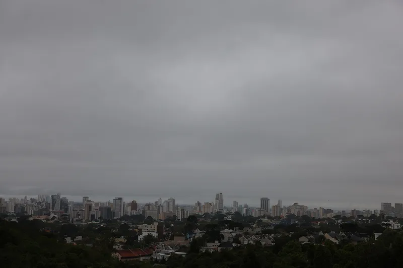 Sanepar envia caminhões-pipa enquanto Curitiba terá máxima de 19ºC