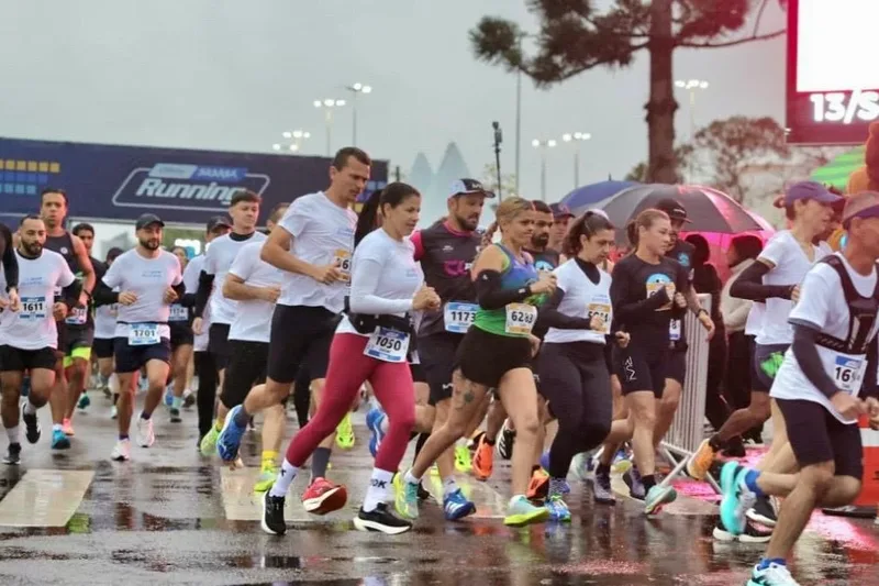 Famílias dividem percurso e rotina de corrida na Condor Running, em Curitiba