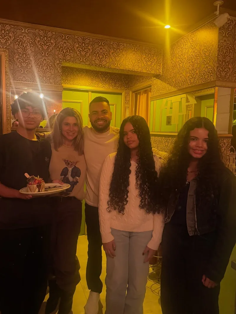 Dentinho celebra os 14 anos do filho Bruno em restaurante