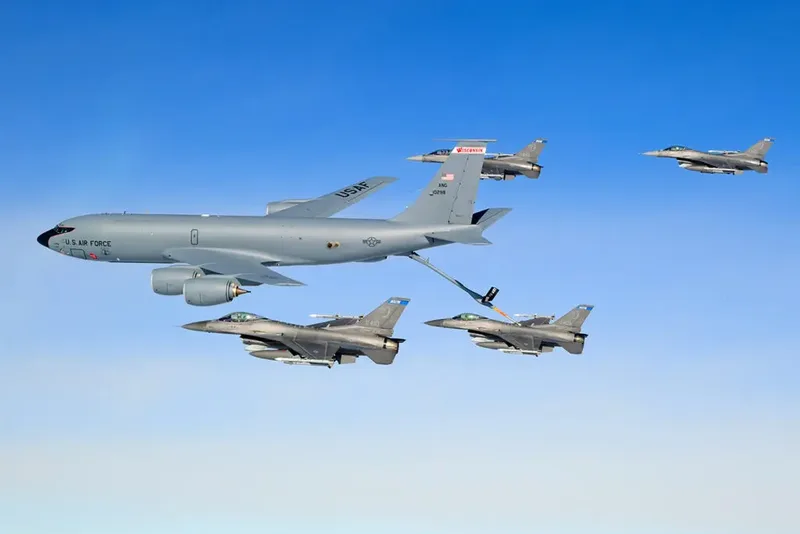 Seis F-16 argentinos passam por Araraquara durante transferência para a Argentina