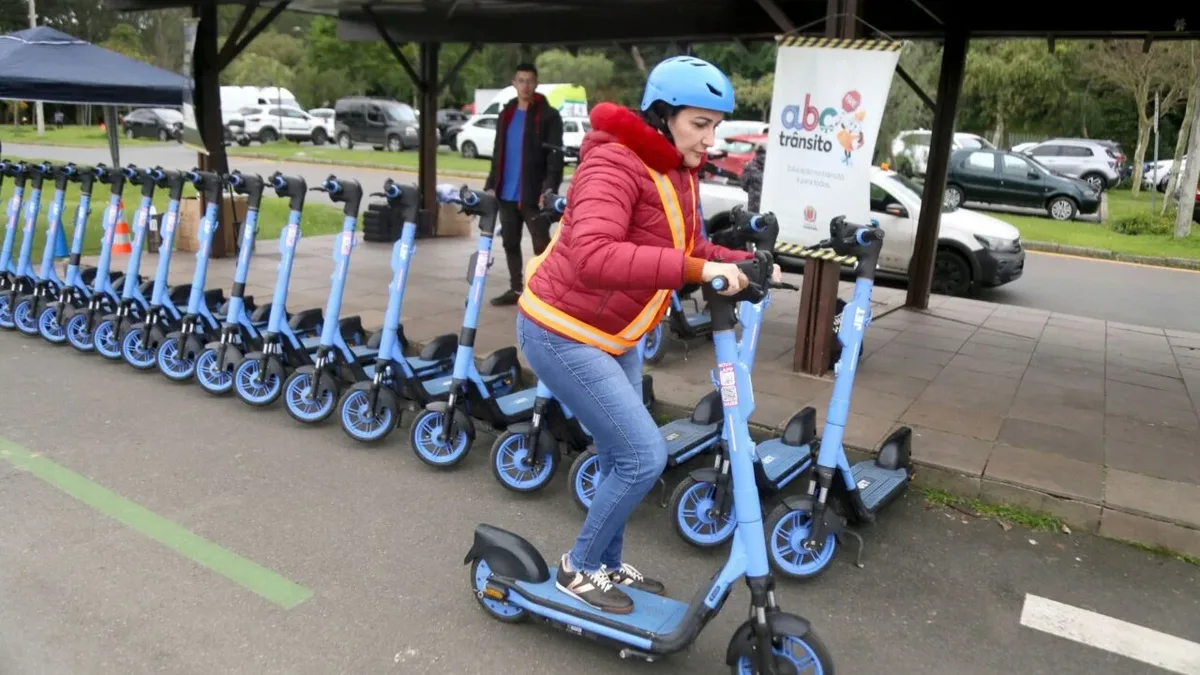 Curitiba reforça regras para circulação de patinetes e scooters