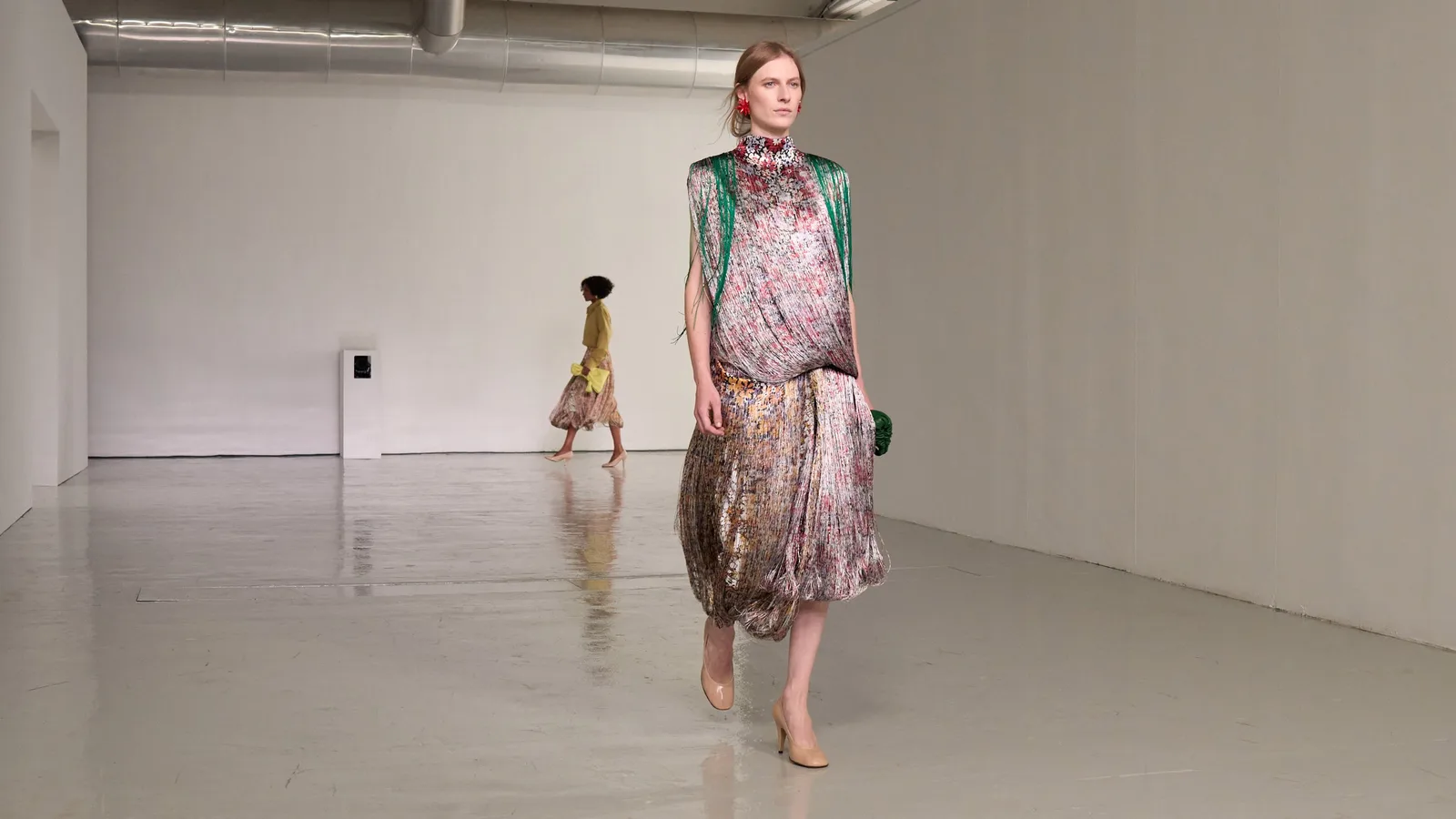Bottega Veneta leva alfaiataria artesanal e cores intensas ao verão 2027