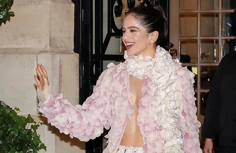 Rosalía transforma referências de Lux em looks pelas semanas de moda