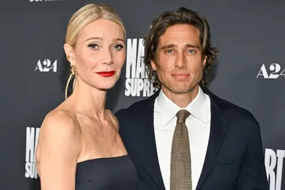 Gwyneth Paltrow marca oito anos de casamento com Brad Falchuk