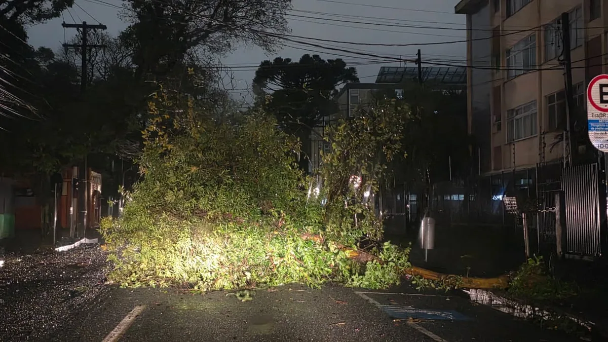 Granizo atinge bairros de Curitiba e tempestade deixa ruas alagadas