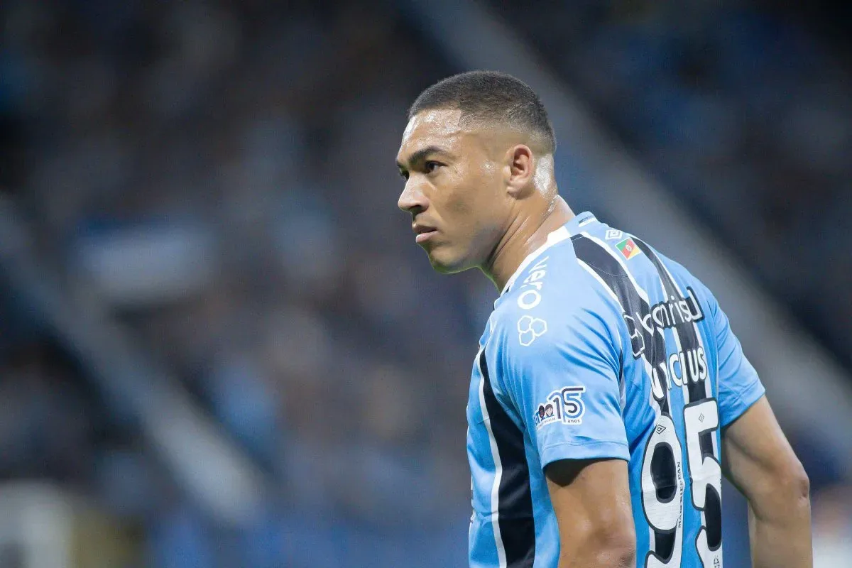 Carlos Vinícius confirma conversas por renovação com o Grêmio