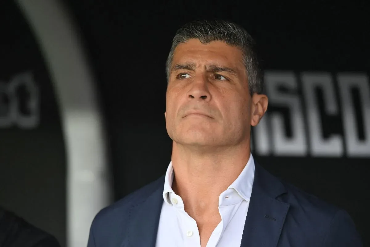 Pedro Emanuel mantém alerta após 5 a 0 do Vasco sobre o Coritiba