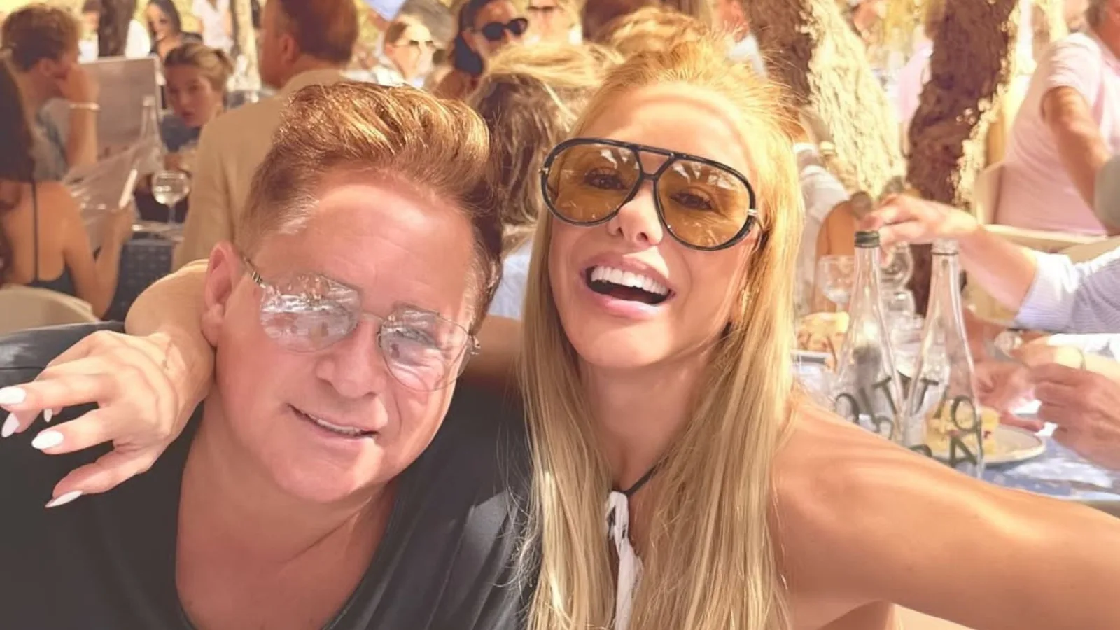 Poliana Rocha e Leonardo aproveitam beach club em Saint-Tropez