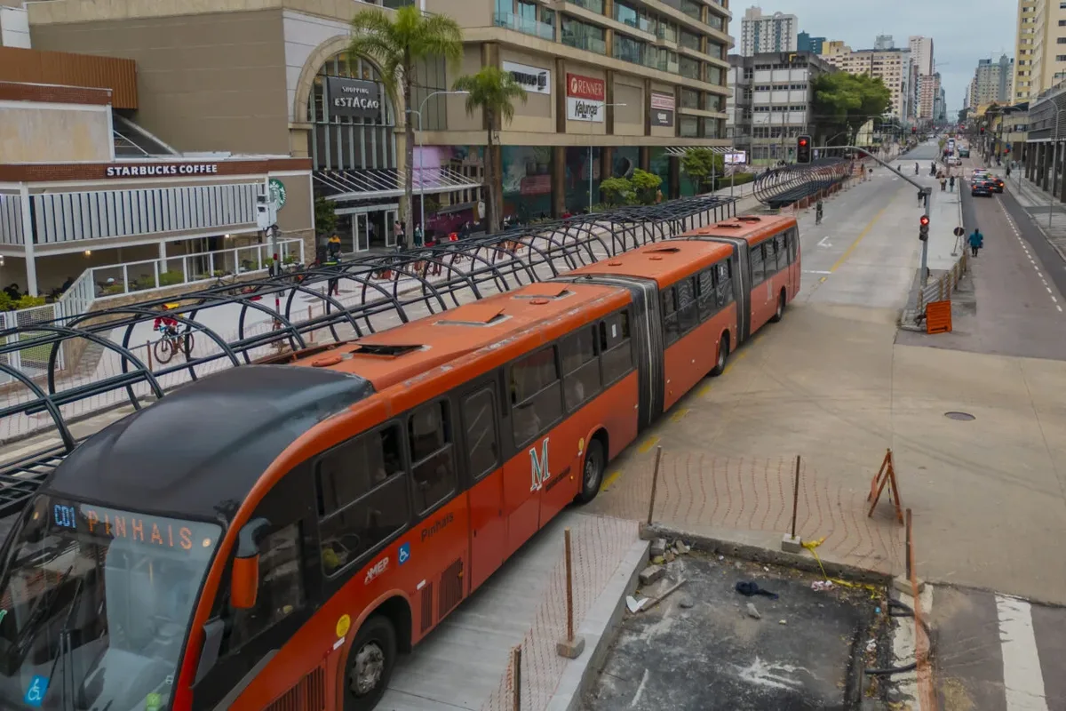 Novo eixo de transporte muda entorno da praça Eufrásio Correia em Curitiba