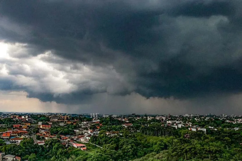 Frente fria reduz a chuva no Paraná após temporais desta terça