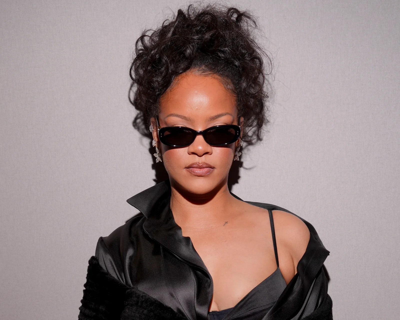 Rihanna escolhe produção preta para desfile da Dior em Paris