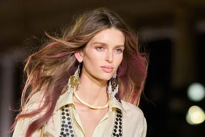 Rosa domina beleza do desfile de Isabel Marant em Paris