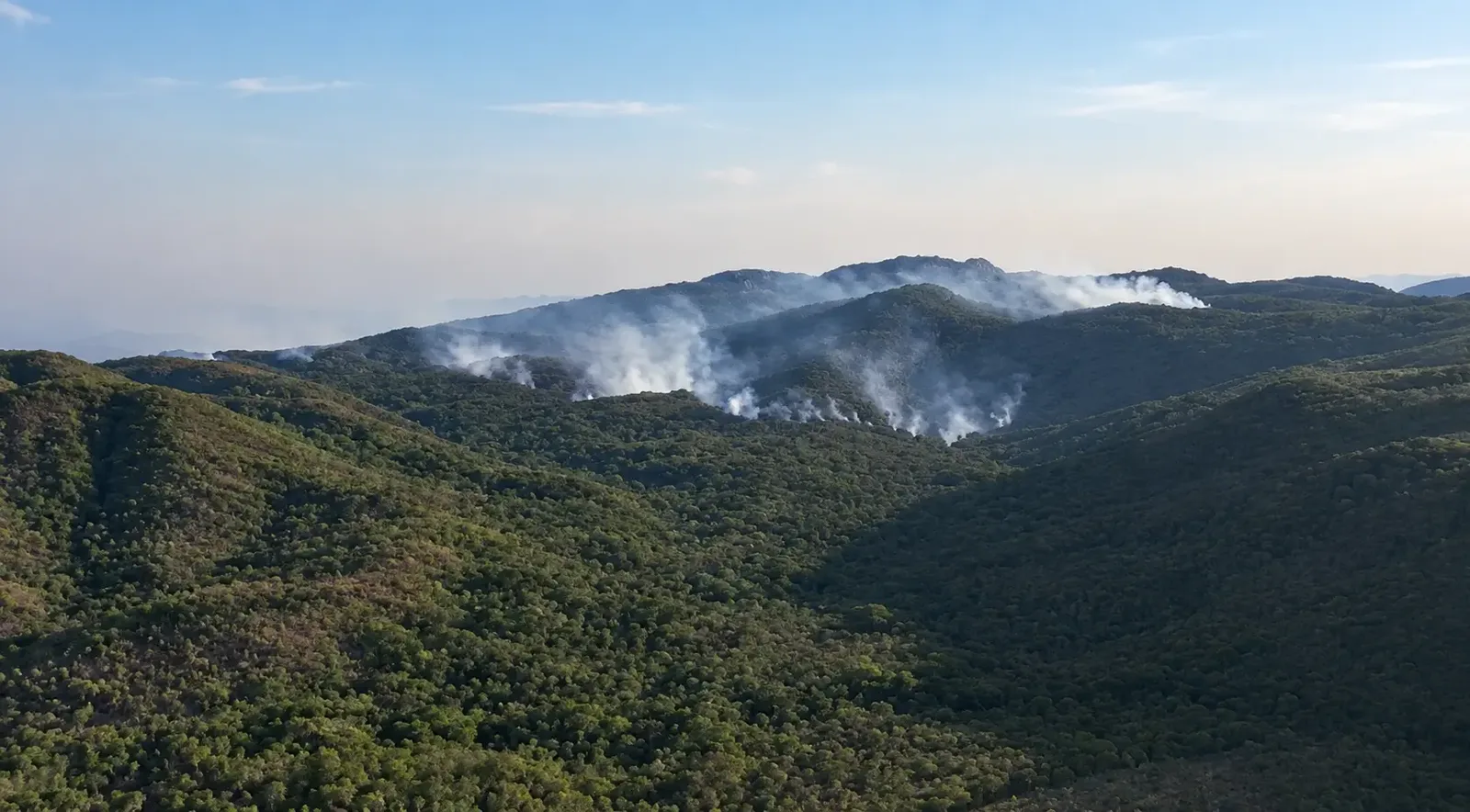 Fogo atinge Serra de Calcilândia e mobiliza bombeiros em Goiás