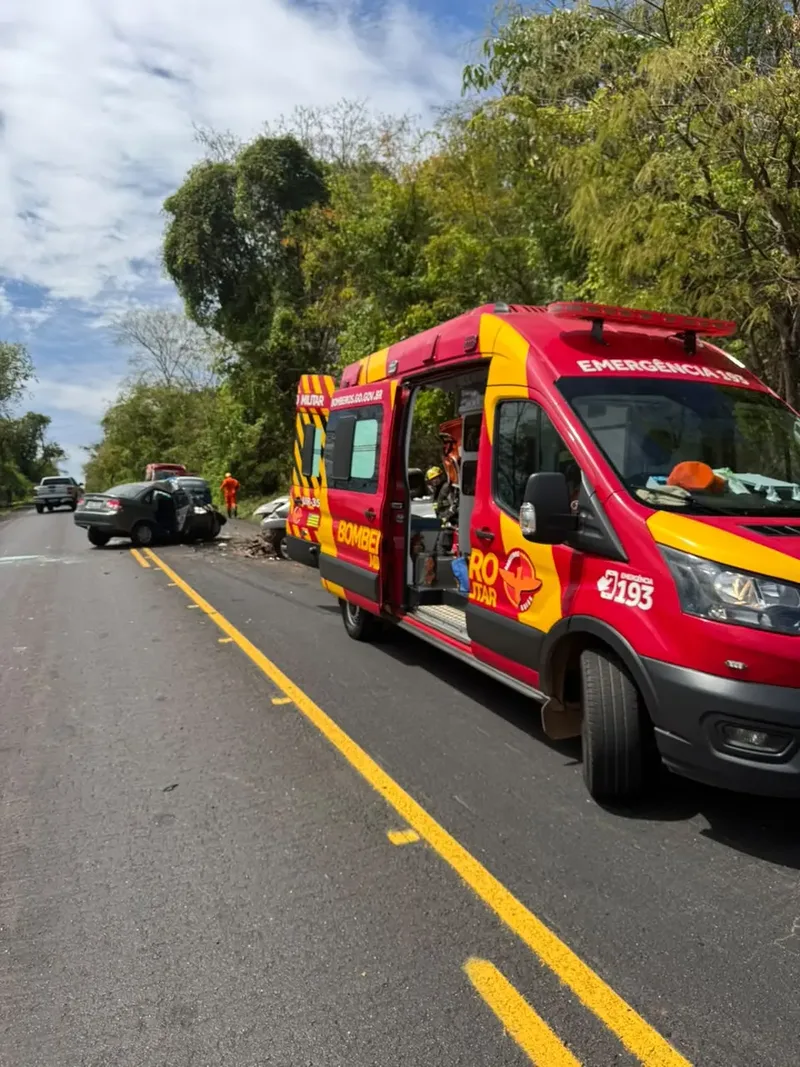 Colisão na GO-020 mata uma pessoa e deixa dois feridos em Goiás