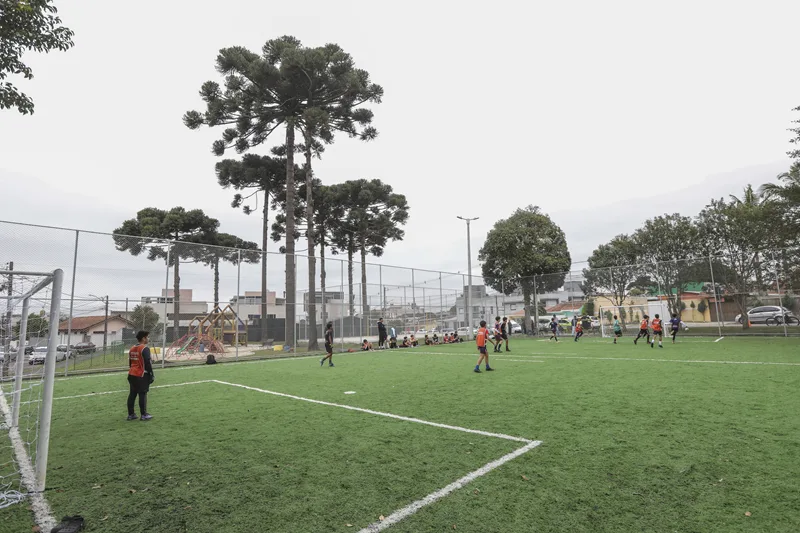 Plantio de ipê marca entrega de praça reformada em Curitiba