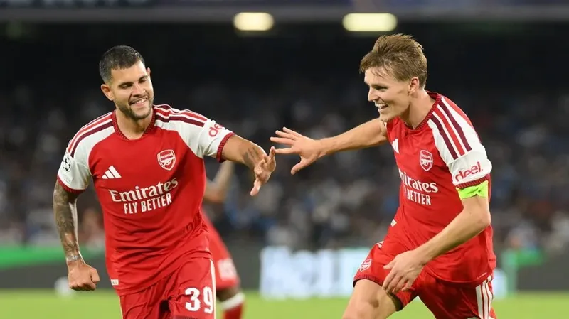 Arsenal vence Napoli com gol de Odegaard após jogada de Bruno Guimarães