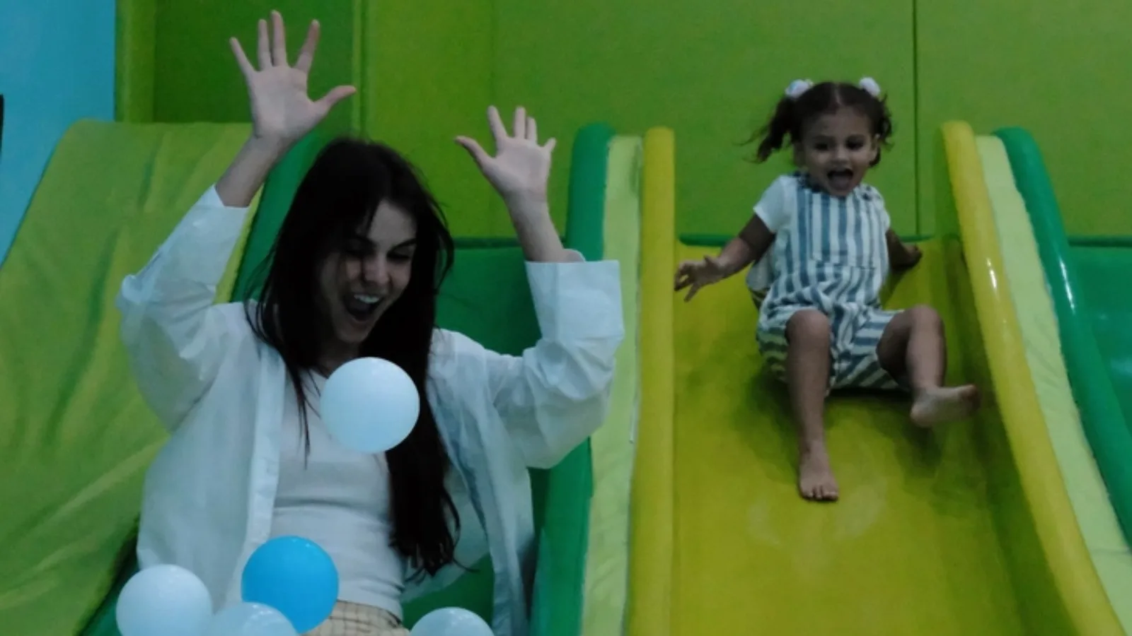 Amanda Kimberlly mostra momentos de diversão com Helena, filha de Neymar Jr.