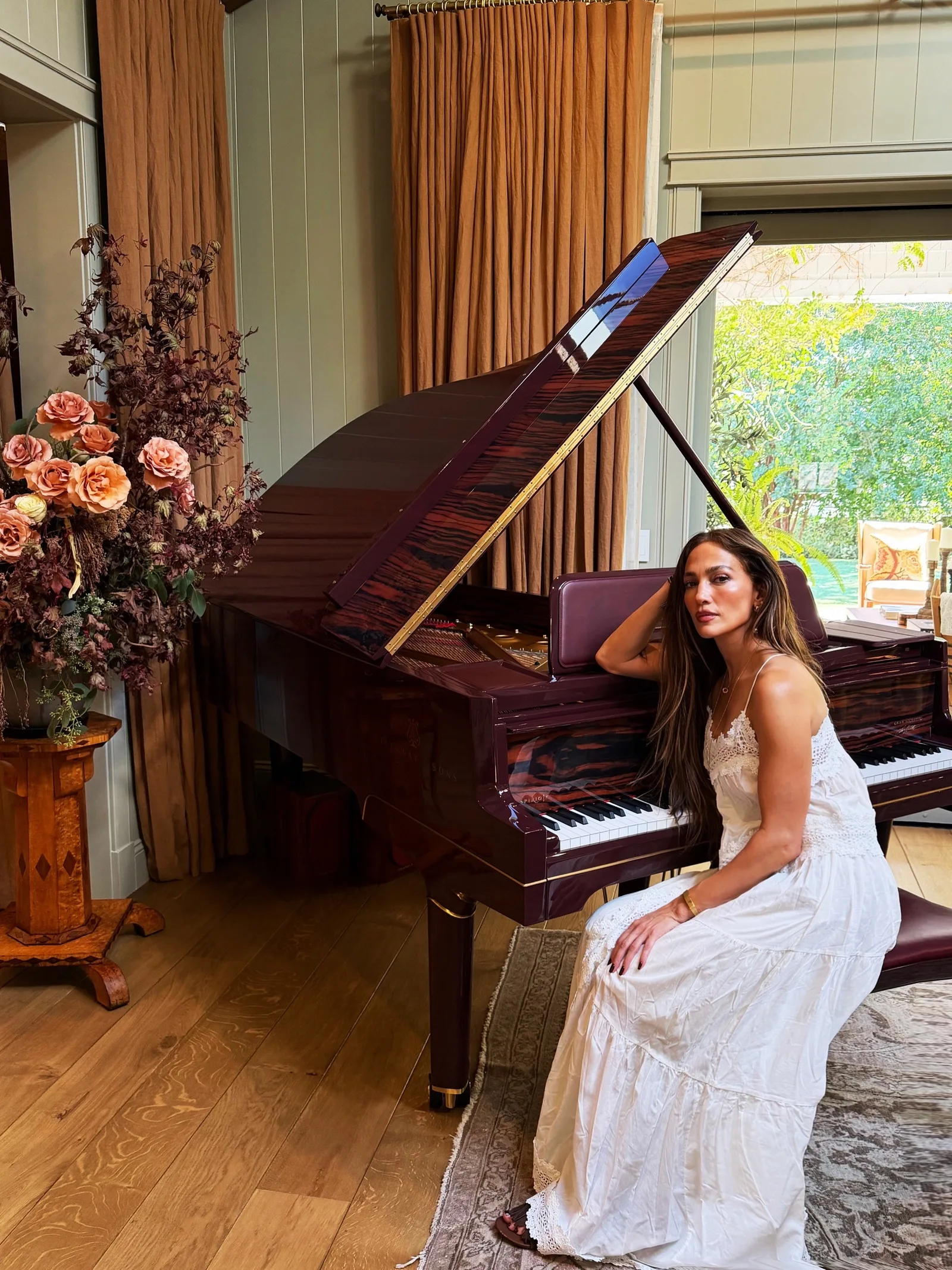 Jennifer Lopez usa produção brasileira da Dress To em novo visual