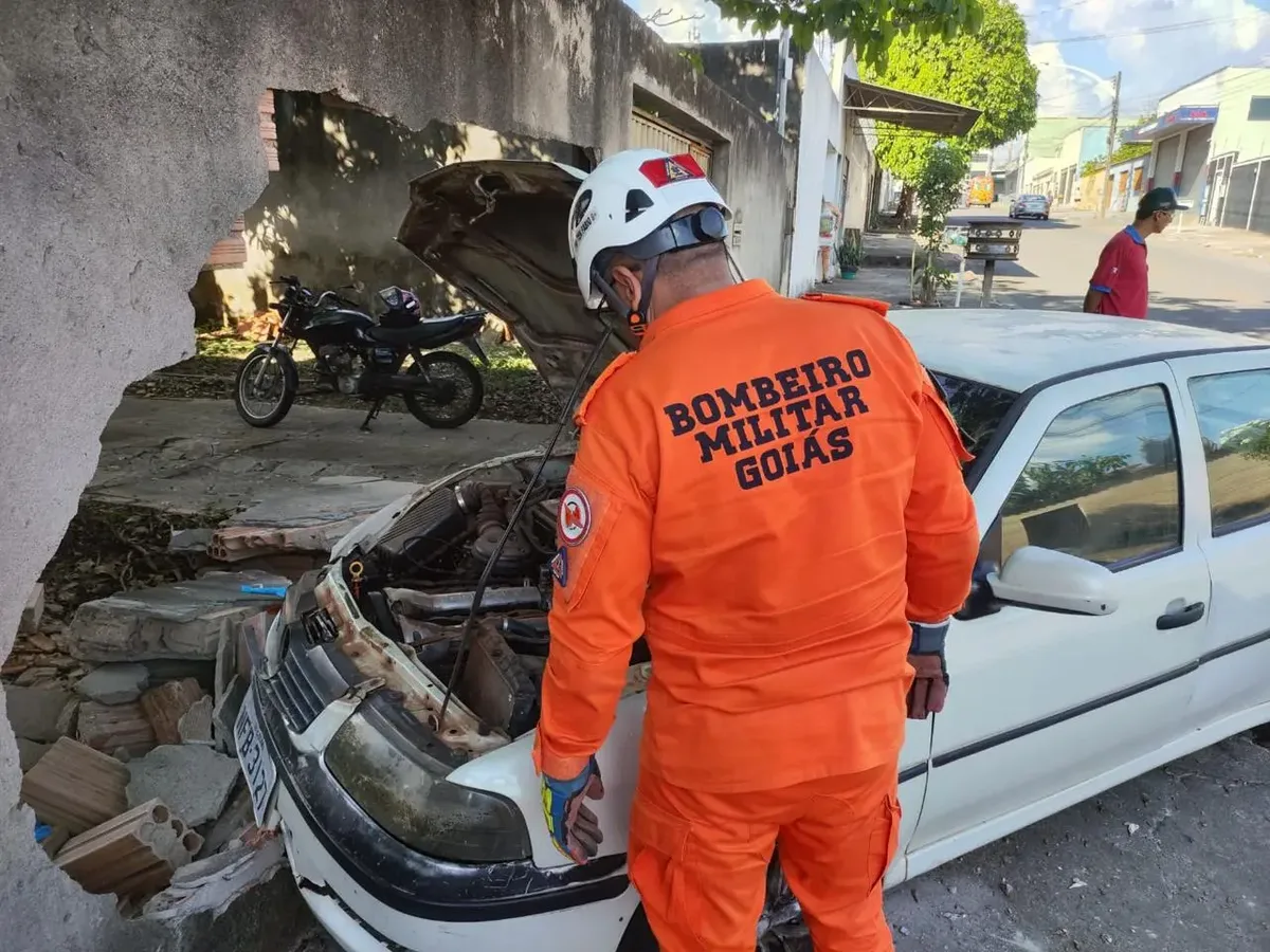 Motorista fica ferido após carro atingir muro em Caldas Novas