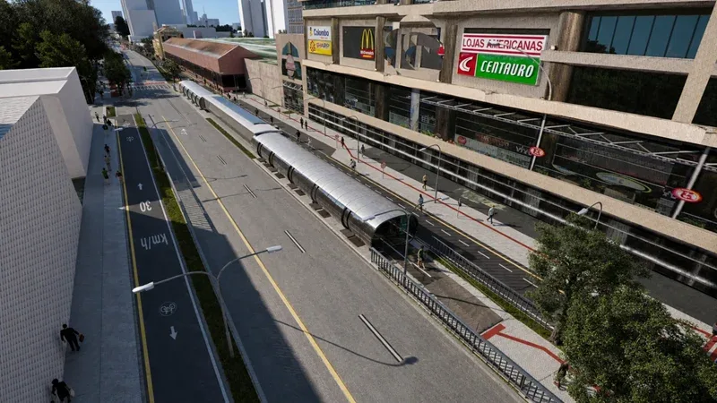 Estação-tubo de 44 toneladas volta a ser transportada em Curitiba