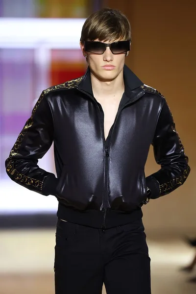 João Hilbert faz primeiro desfile internacional pela Gucci em Milão