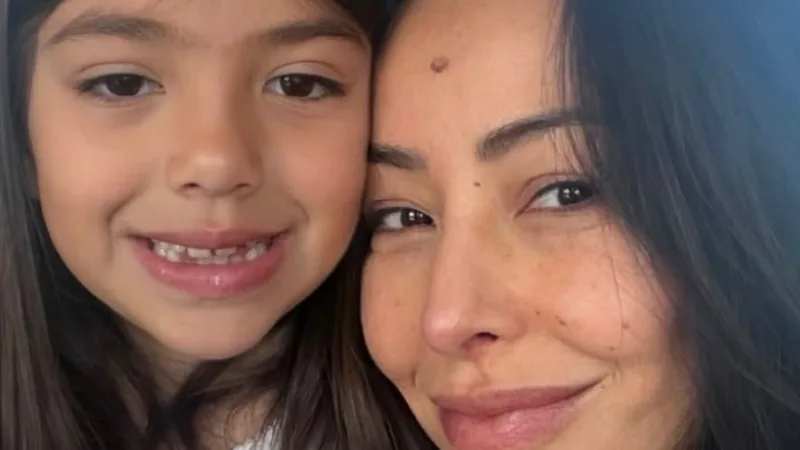 Sabrina Sato reencontra Zoe após primeira viagem escolar sem os pais