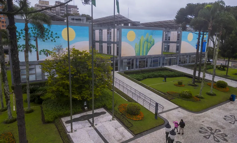 Reajuste de 15% chega a 6.581 servidores de Curitiba nesta quarta-feira