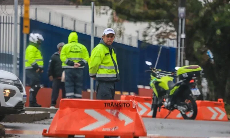 Agentes vão monitorar bloqueio na pista lenta da Avenida Paraná