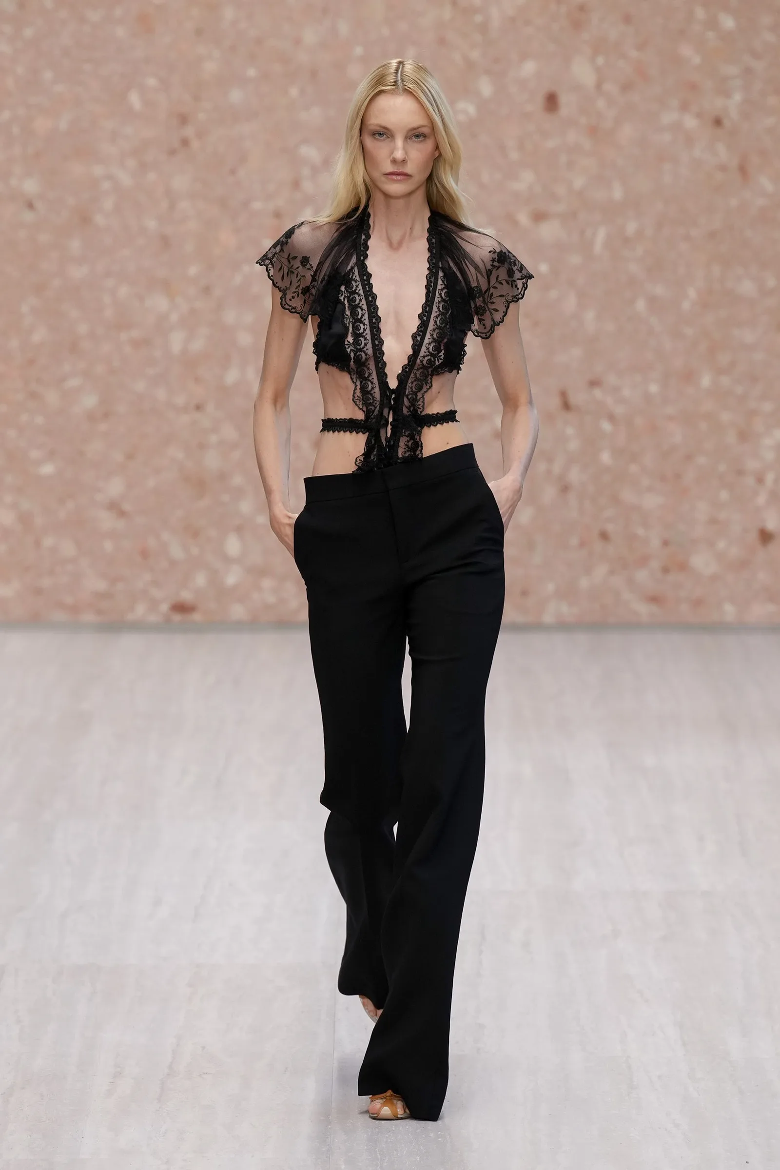 Carol Trentini participa de desfile exclusivo da Chloé em Paris